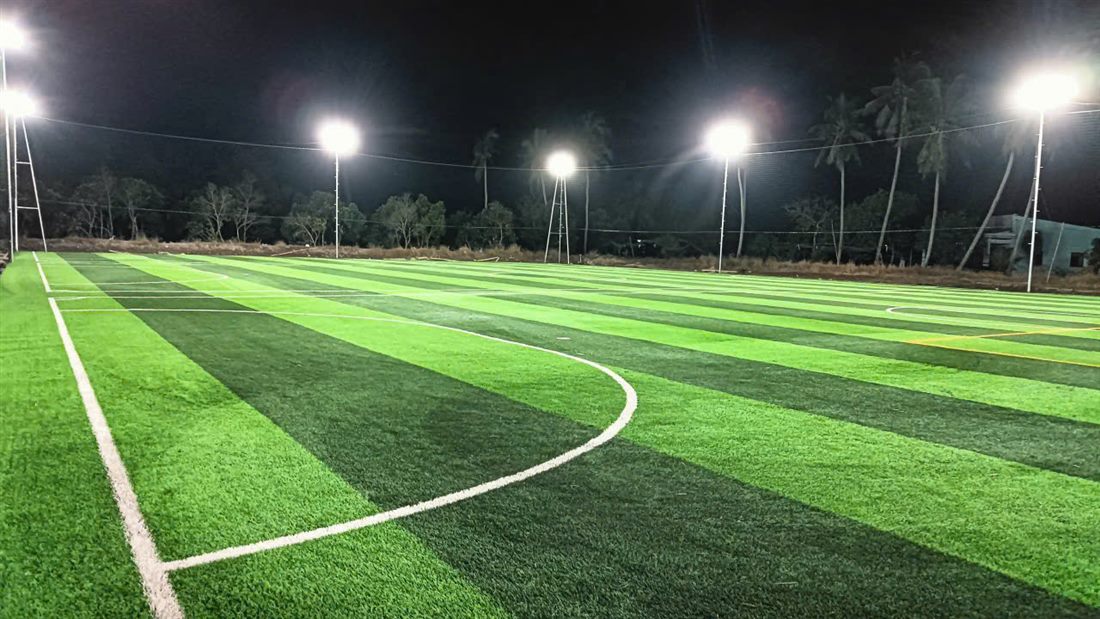 Sân bóng cỏ nhân tạo ban đêm có đèn - dự án 10