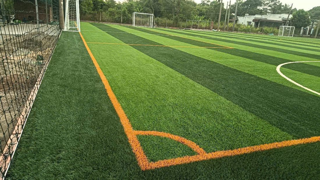 Cận cảnh mặt cỏ và đường line sân bóng - dự án 5